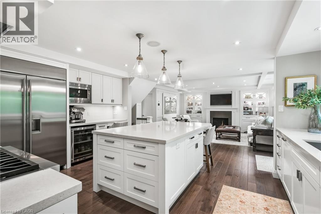 61 Oak Knoll Drive, Hamilton, ON - Indoor Photo Showing Kitchen With Upgraded Kitchen