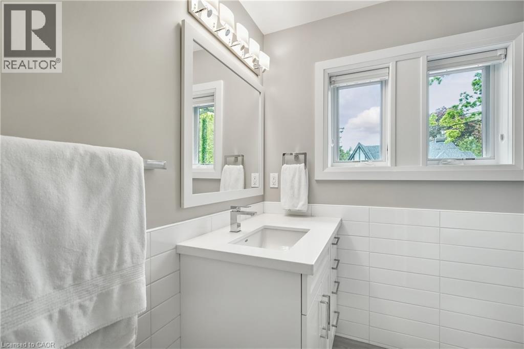 61 Oak Knoll Drive, Hamilton, ON - Indoor Photo Showing Bathroom