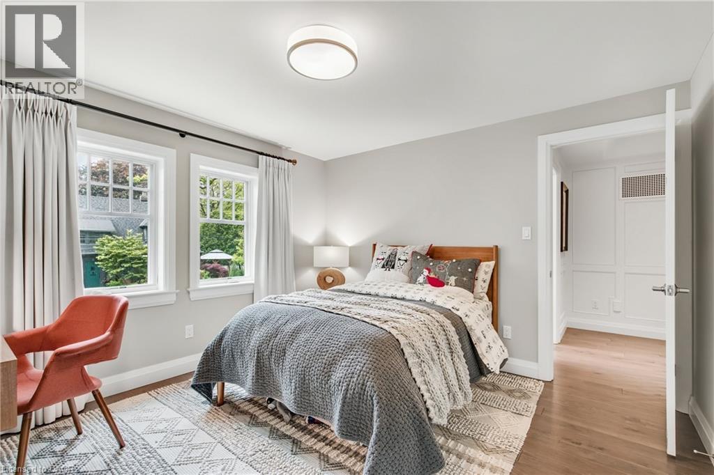 61 Oak Knoll Drive, Hamilton, ON - Indoor Photo Showing Bedroom