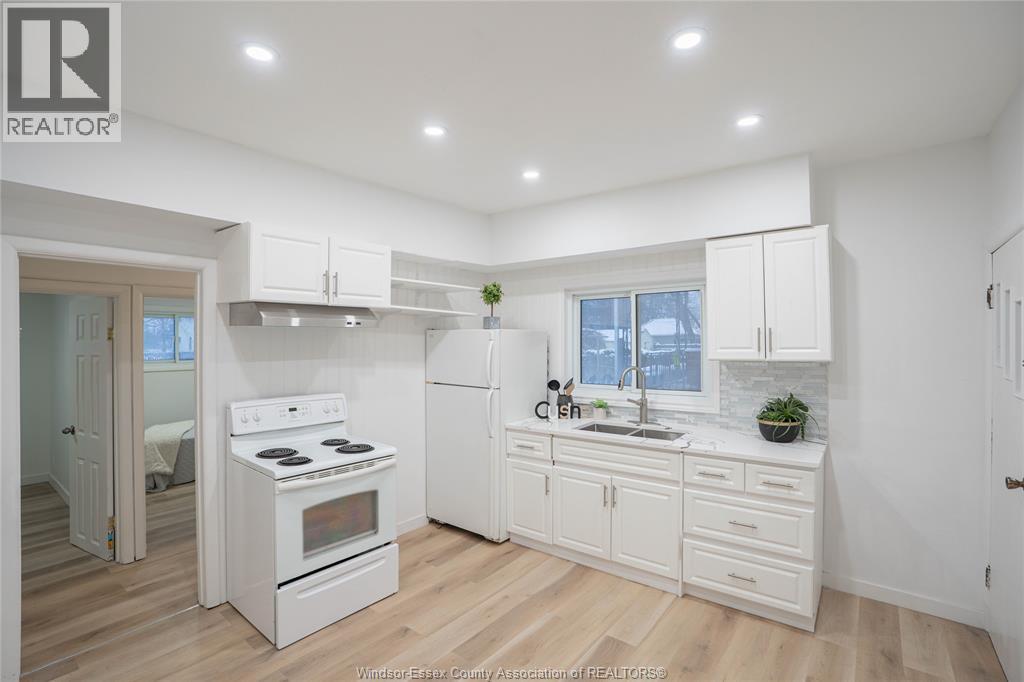 538 Oak Unit# Main Floor, Windsor, ON - Indoor Photo Showing Kitchen With Double Sink
