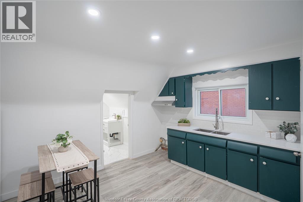 538 Oak Unit# Main Floor, Windsor, ON - Indoor Photo Showing Kitchen With Double Sink