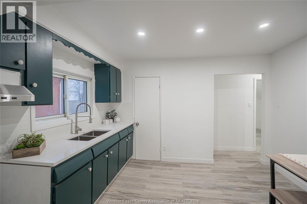 538 Oak Unit# Main Floor, Windsor, ON - Indoor Photo Showing Kitchen With Double Sink