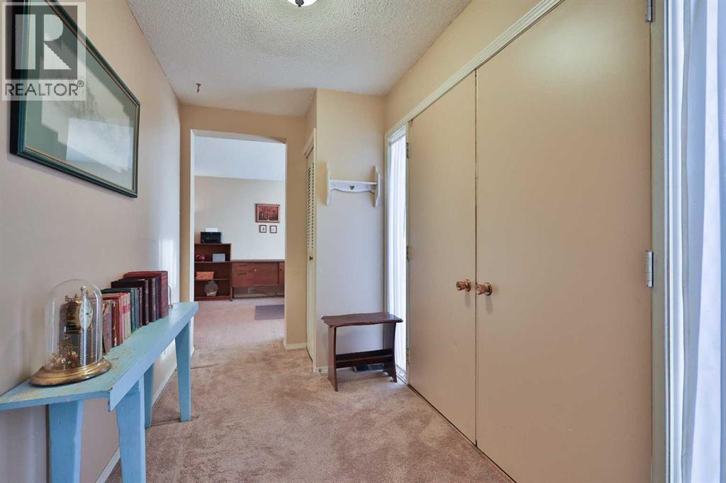 95 N 250 W, Raymond, AB - Indoor Photo Showing Other Room