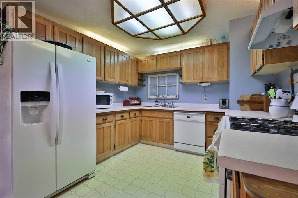 95 N 250 W, Raymond, AB - Indoor Photo Showing Kitchen