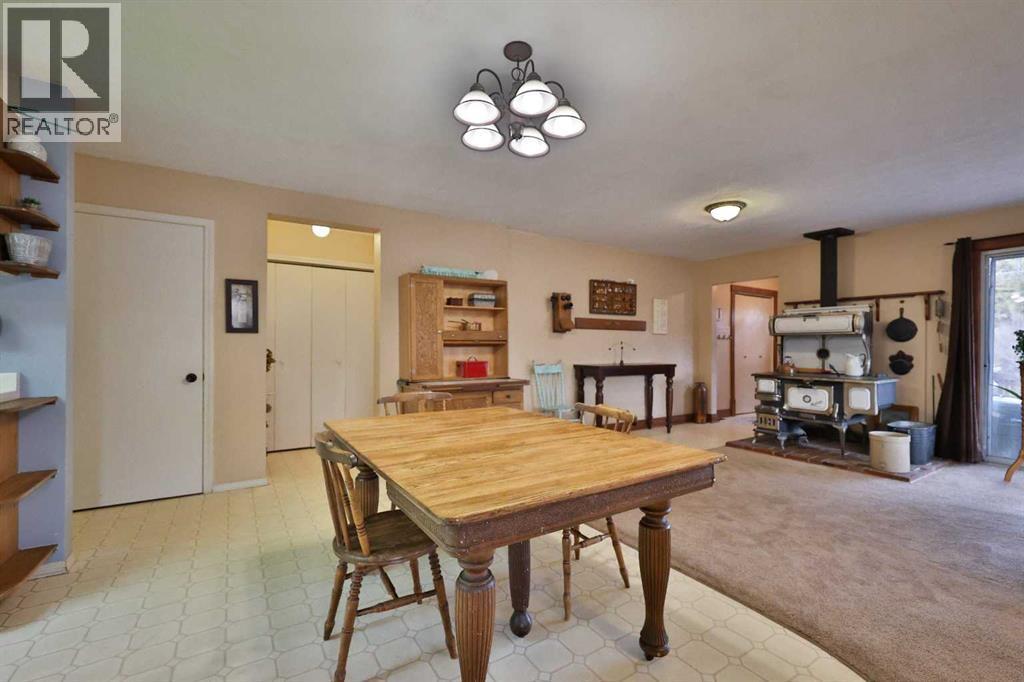 95 N 250 W, Raymond, AB - Indoor Photo Showing Dining Room