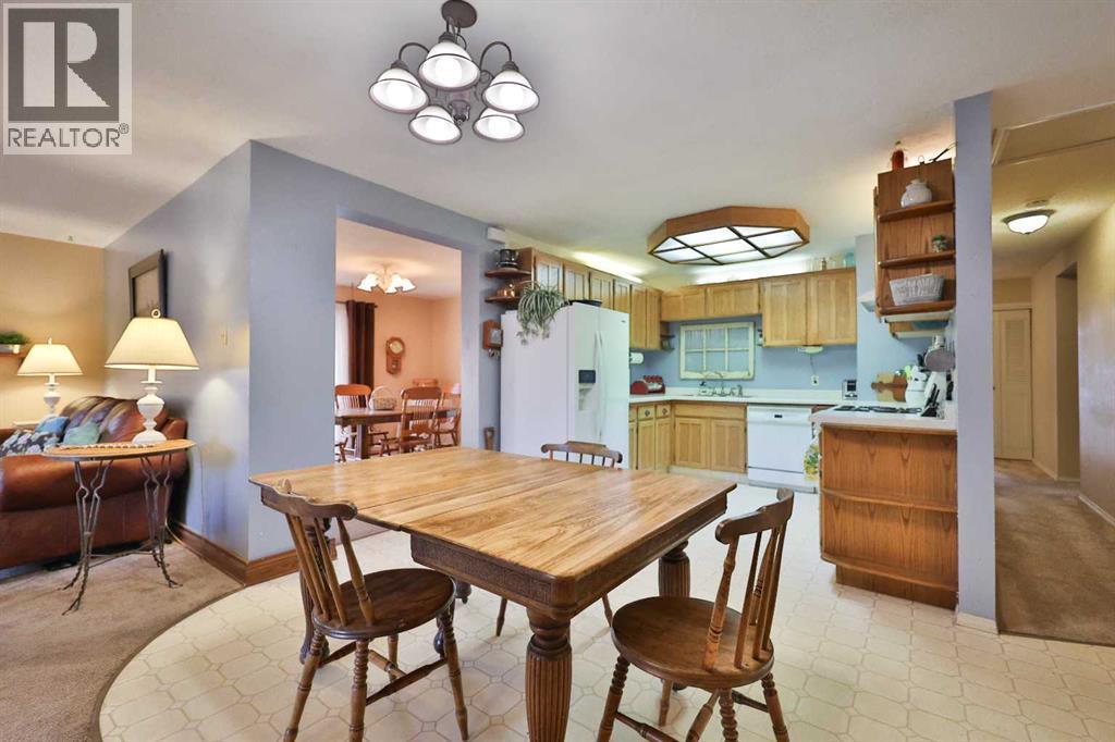 95 N 250 W, Raymond, AB - Indoor Photo Showing Dining Room