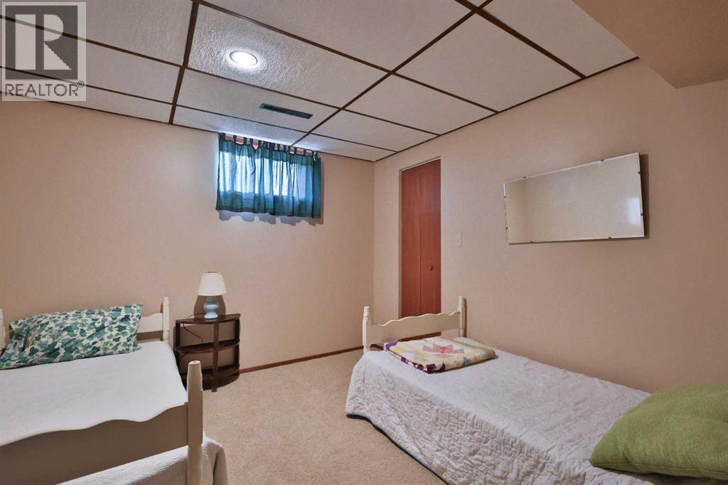 95 N 250 W, Raymond, AB - Indoor Photo Showing Bedroom