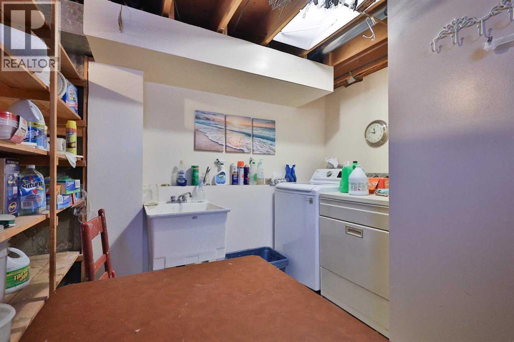 95 N 250 W, Raymond, AB - Indoor Photo Showing Laundry Room