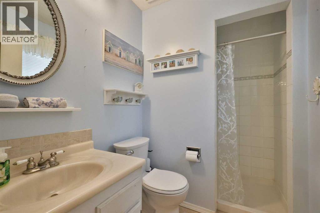 95 N 250 W, Raymond, AB - Indoor Photo Showing Bathroom