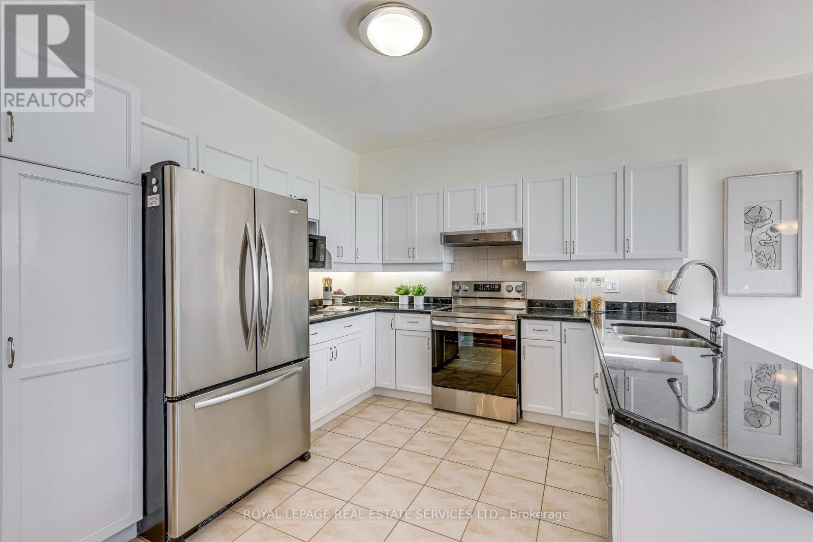 2191 Turnberry Road, Burlington, ON - Indoor Photo Showing Kitchen With Double Sink