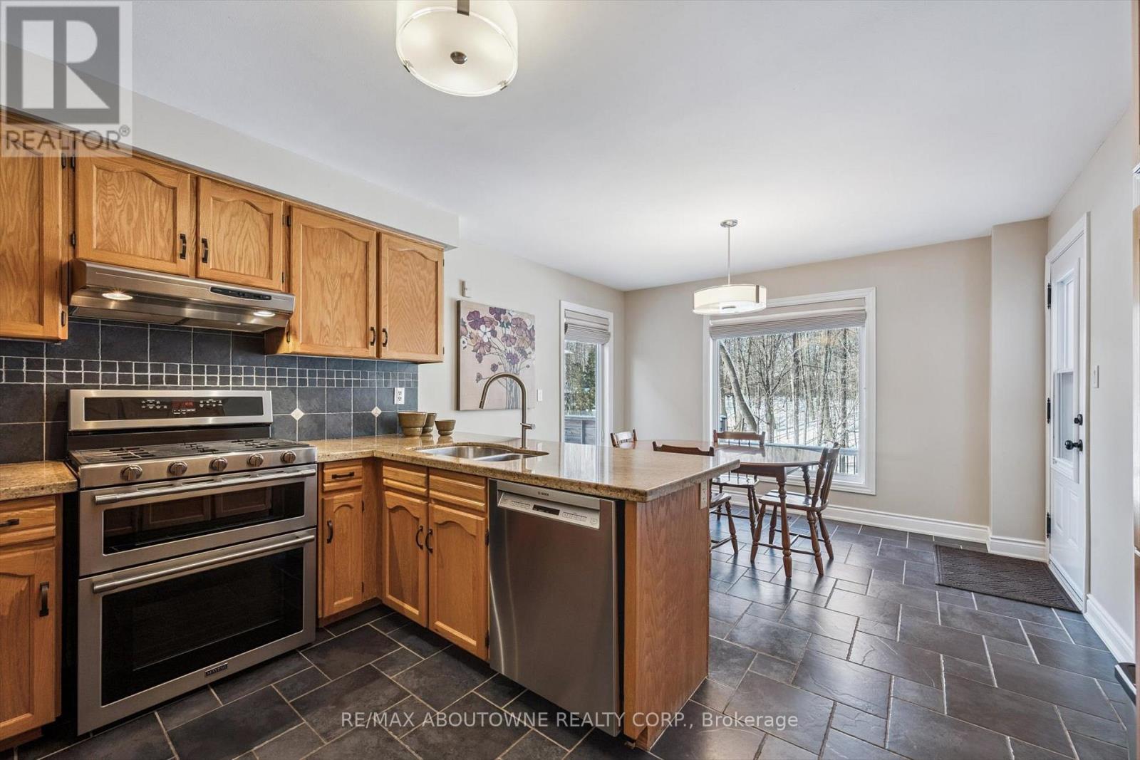 2421 Hargood Place, Mississauga, ON - Indoor Photo Showing Kitchen With Double Sink