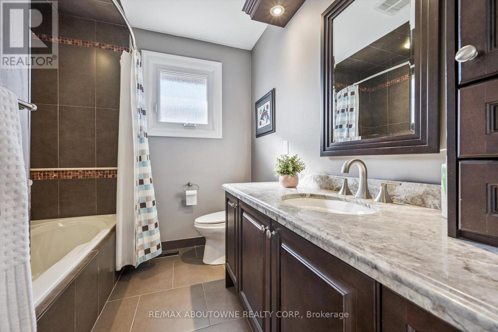 2421 Hargood Place, Mississauga, ON - Indoor Photo Showing Bathroom