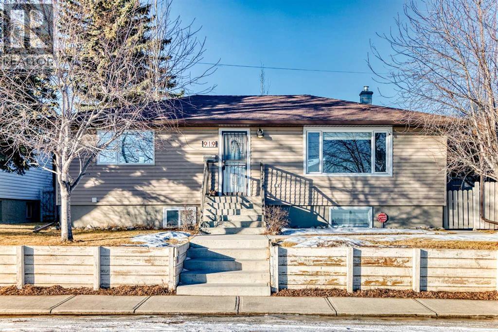 919 Robert Road Ne, Calgary, AB - Outdoor
