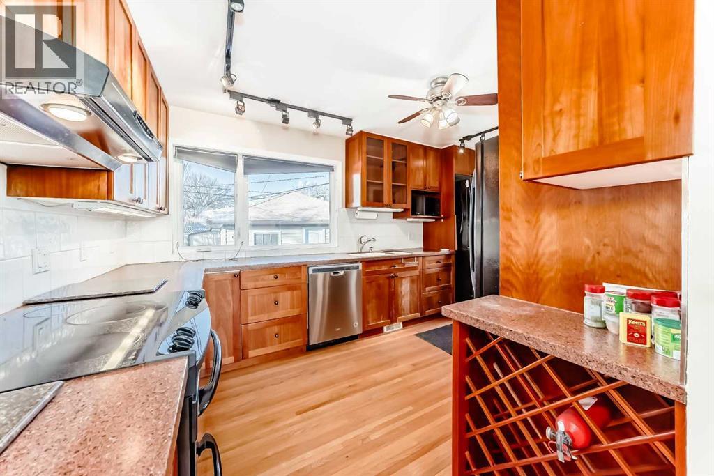919 Robert Road Ne, Calgary, AB - Indoor Photo Showing Kitchen