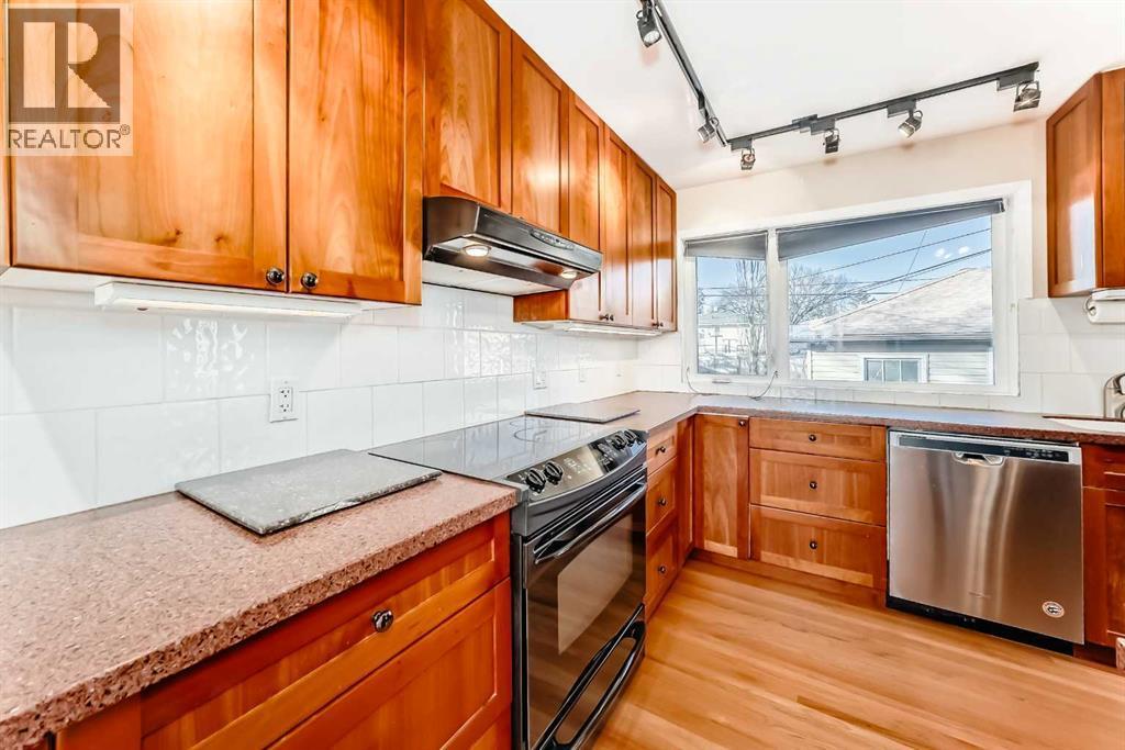919 Robert Road Ne, Calgary, AB - Indoor Photo Showing Kitchen