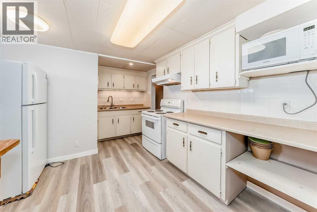 919 Robert Road Ne, Calgary, AB - Indoor Photo Showing Kitchen