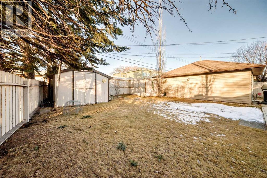 919 Robert Road Ne, Calgary, AB - Outdoor