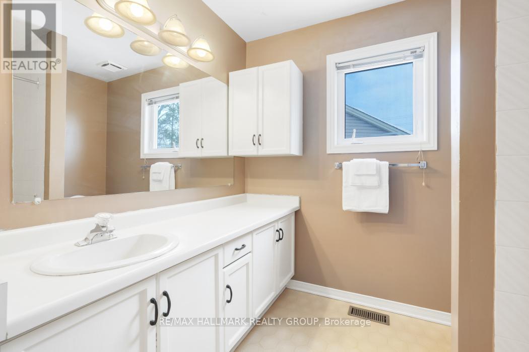 41 Bramblegrove Crescent, Ottawa, ON - Indoor Photo Showing Bathroom