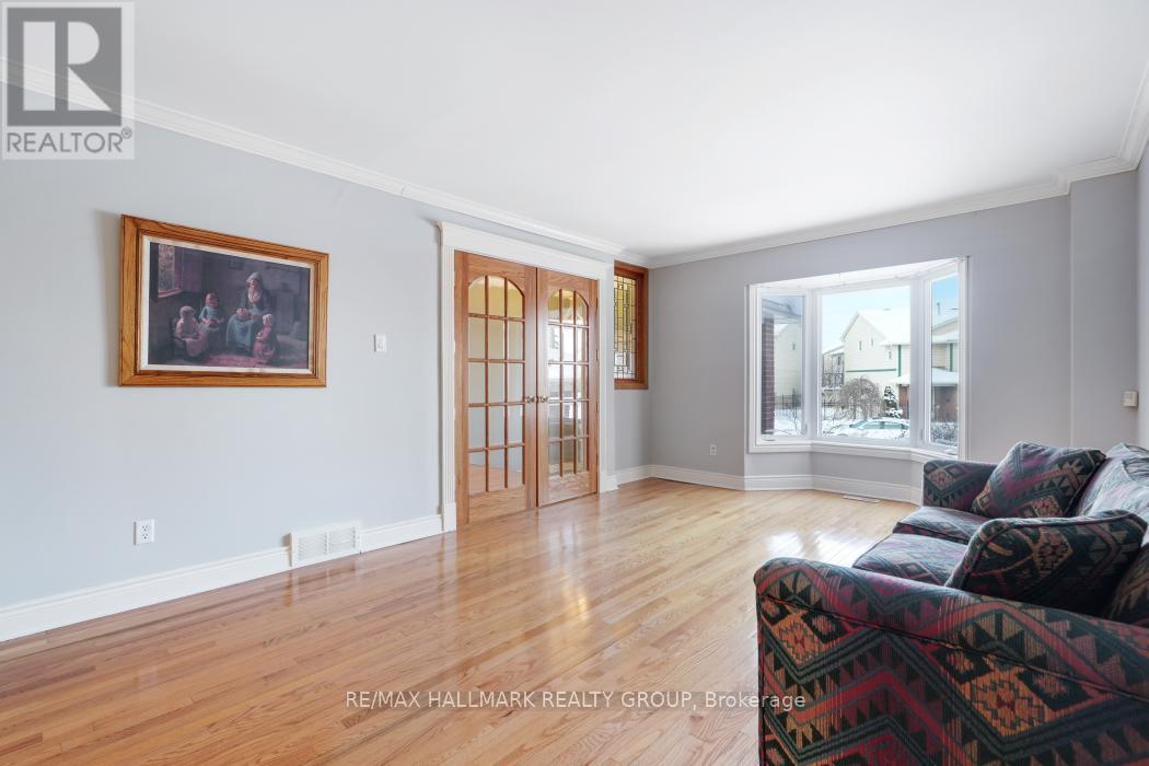 41 Bramblegrove Crescent, Ottawa, ON - Indoor Photo Showing Living Room