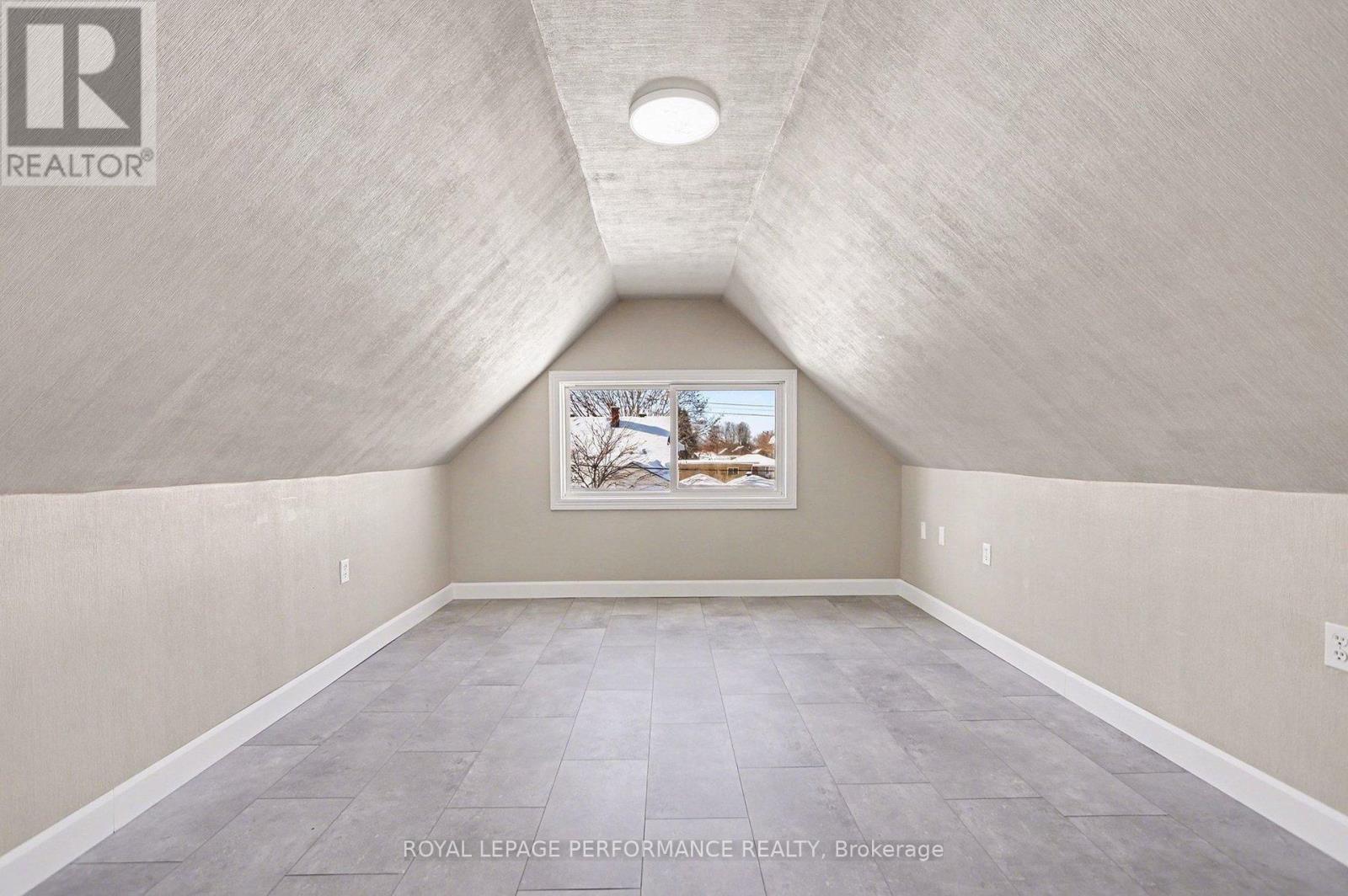 Upper level bedroom ( Converted to 1 from 2) - 975 Sheridan Avenue, Ottawa, ON - Indoor Photo Showing Other Room