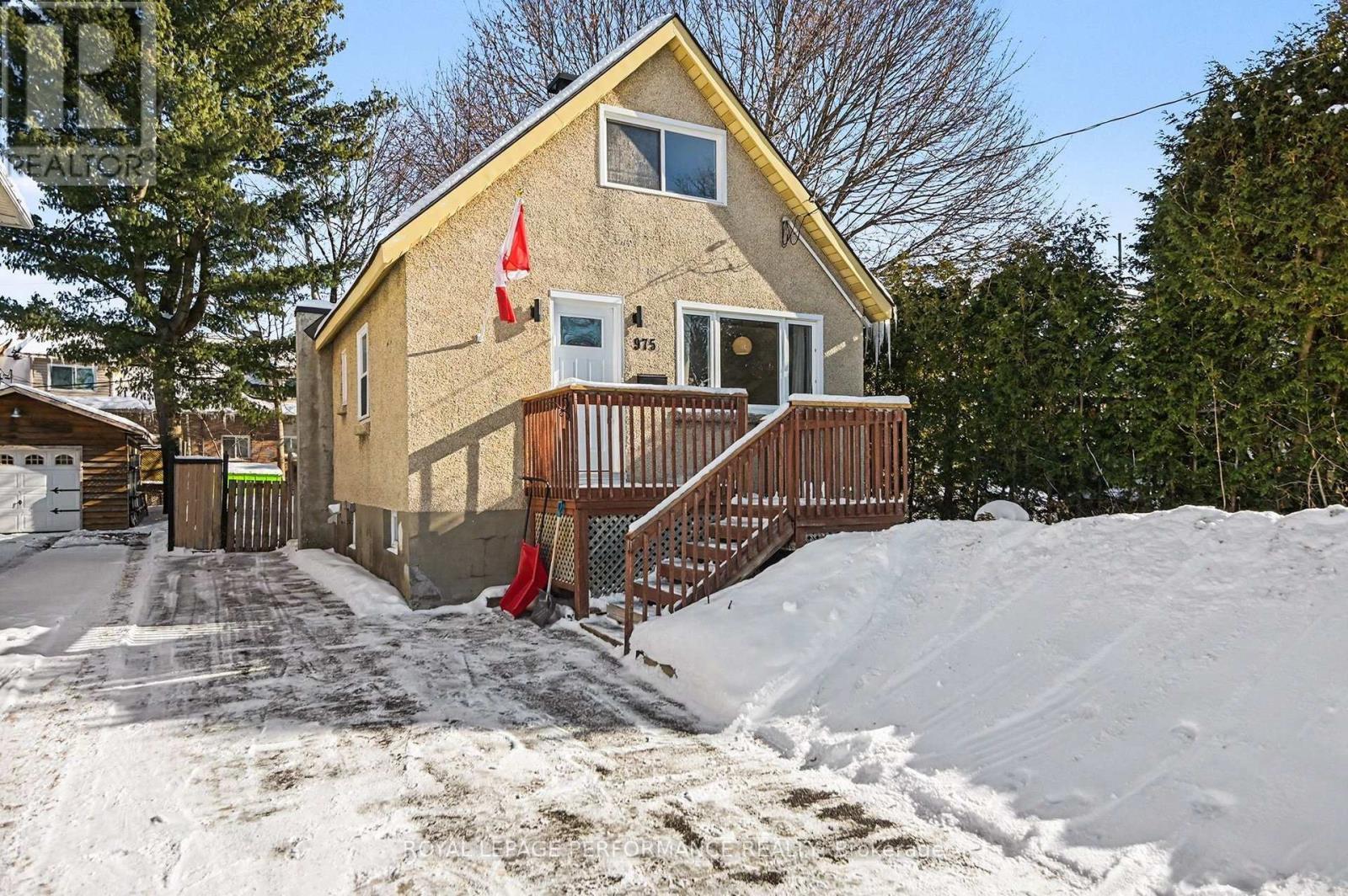 Welcome to 975 Sheridan - 975 Sheridan Avenue, Ottawa, ON - Outdoor