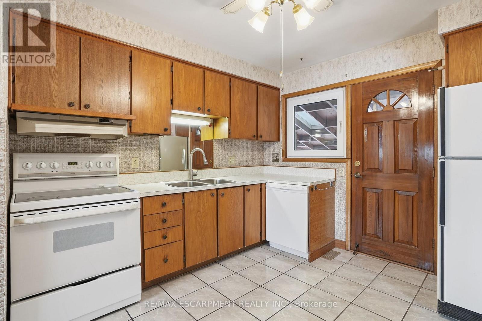 63 Marlowe Drive, Hamilton, ON - Indoor Photo Showing Kitchen With Double Sink