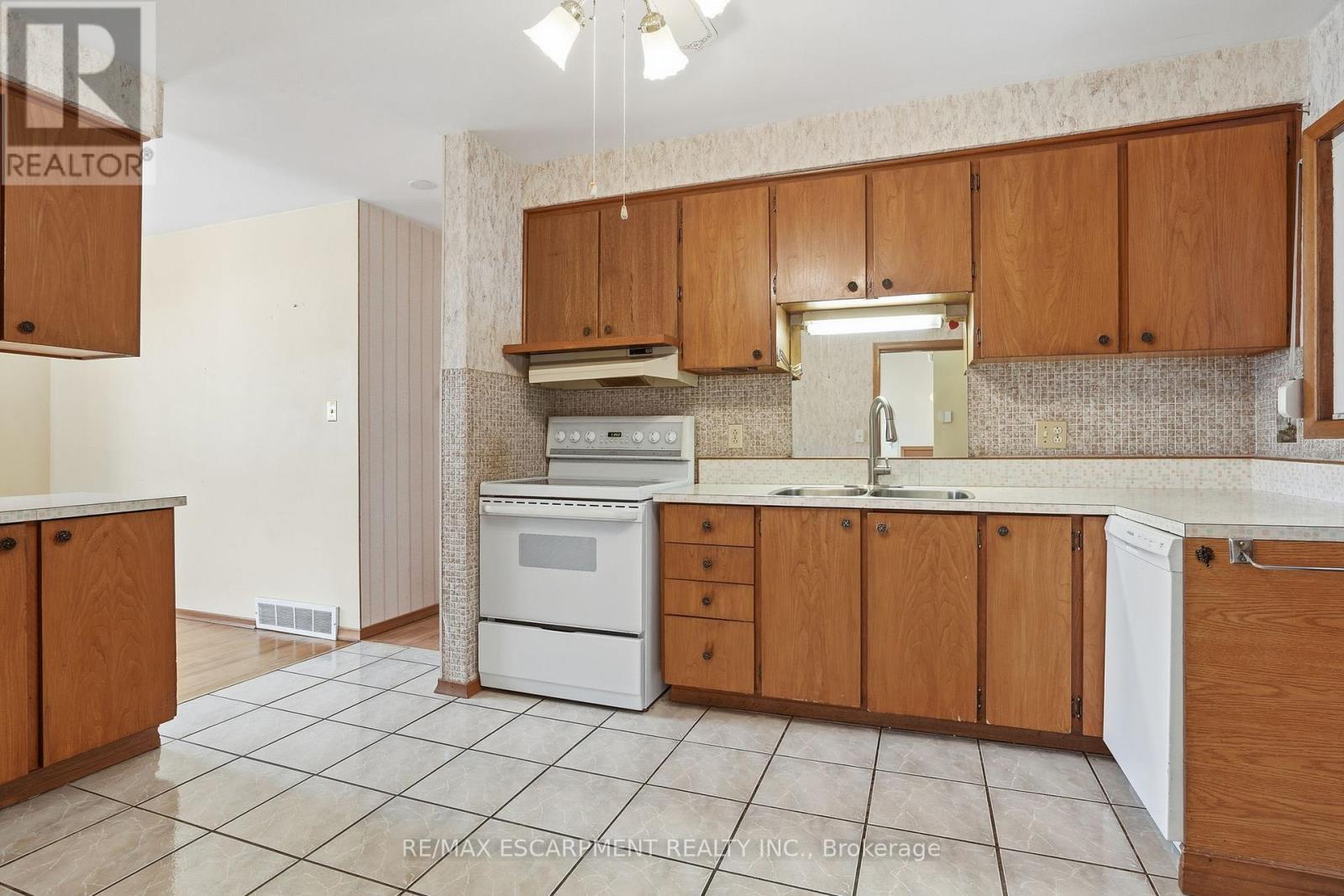 63 Marlowe Drive, Hamilton, ON - Indoor Photo Showing Kitchen With Double Sink