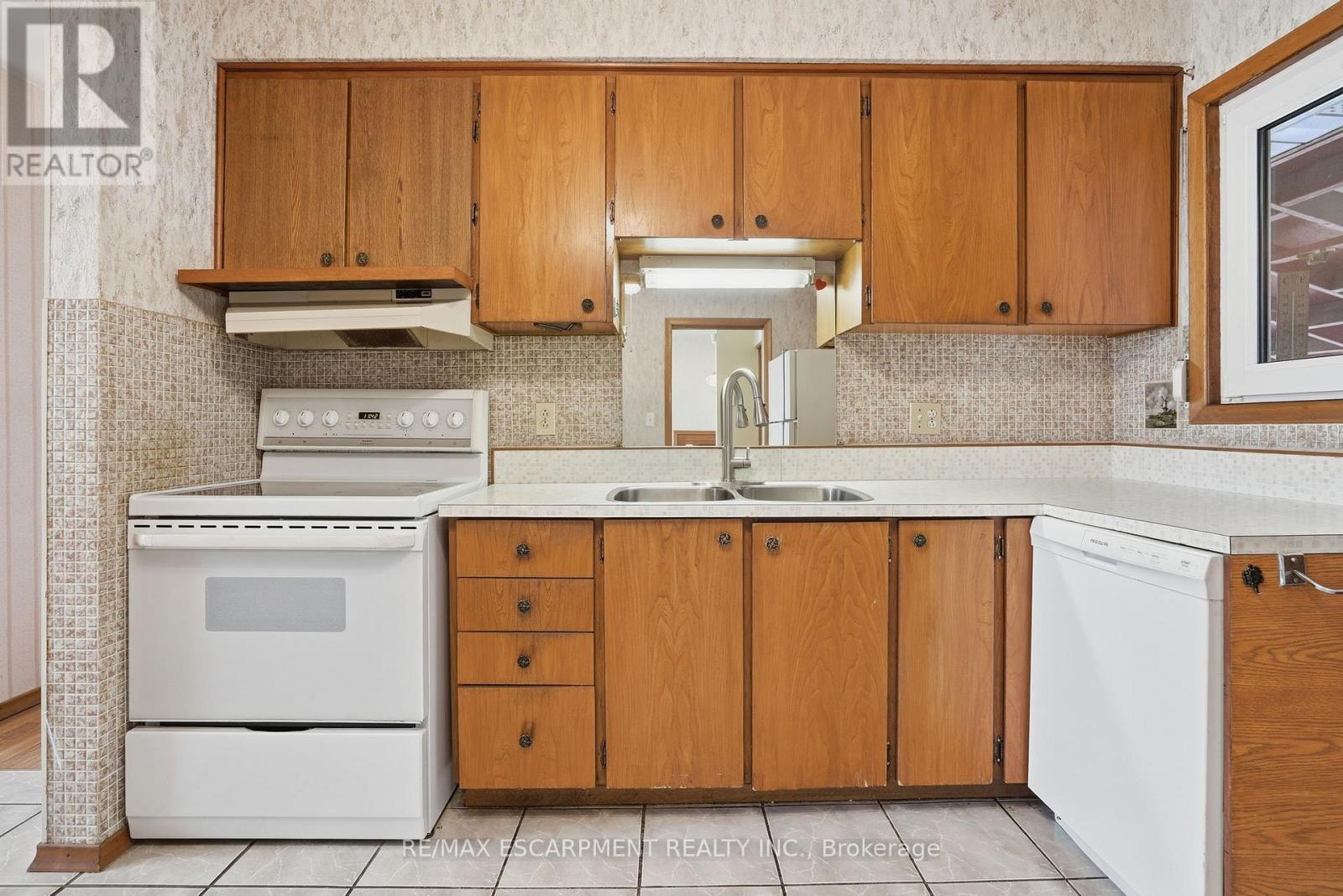 63 Marlowe Drive, Hamilton, ON - Indoor Photo Showing Kitchen With Double Sink