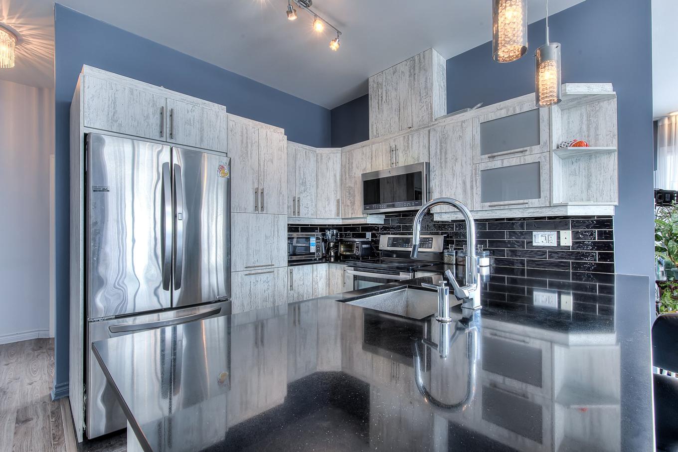 Cuisine - 401-5980 Rue De La Tourbière, Longueuil (Saint-Hubert), QC - Indoor Photo Showing Kitchen With Upgraded Kitchen