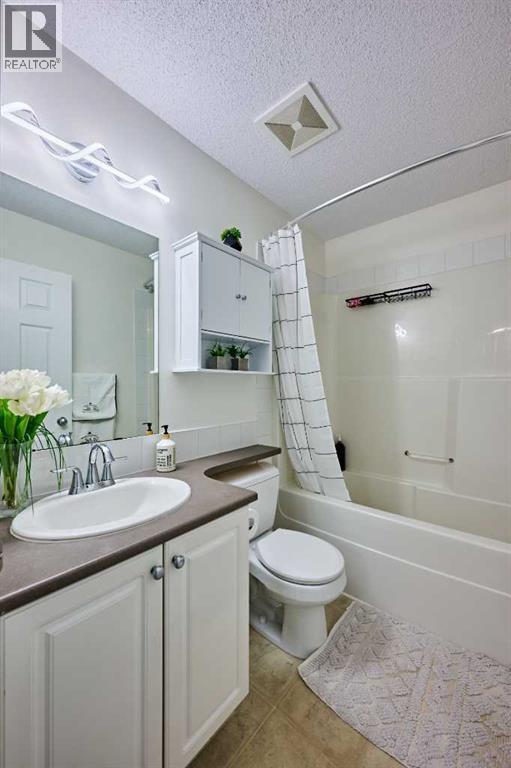 2366 Eversyde Avenue Sw, Calgary, AB - Indoor Photo Showing Bathroom