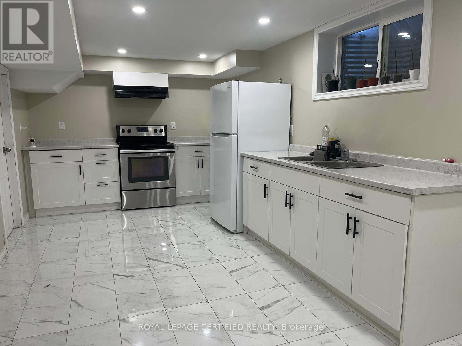 531 Scenic Drive, Hamilton, ON - Indoor Photo Showing Kitchen