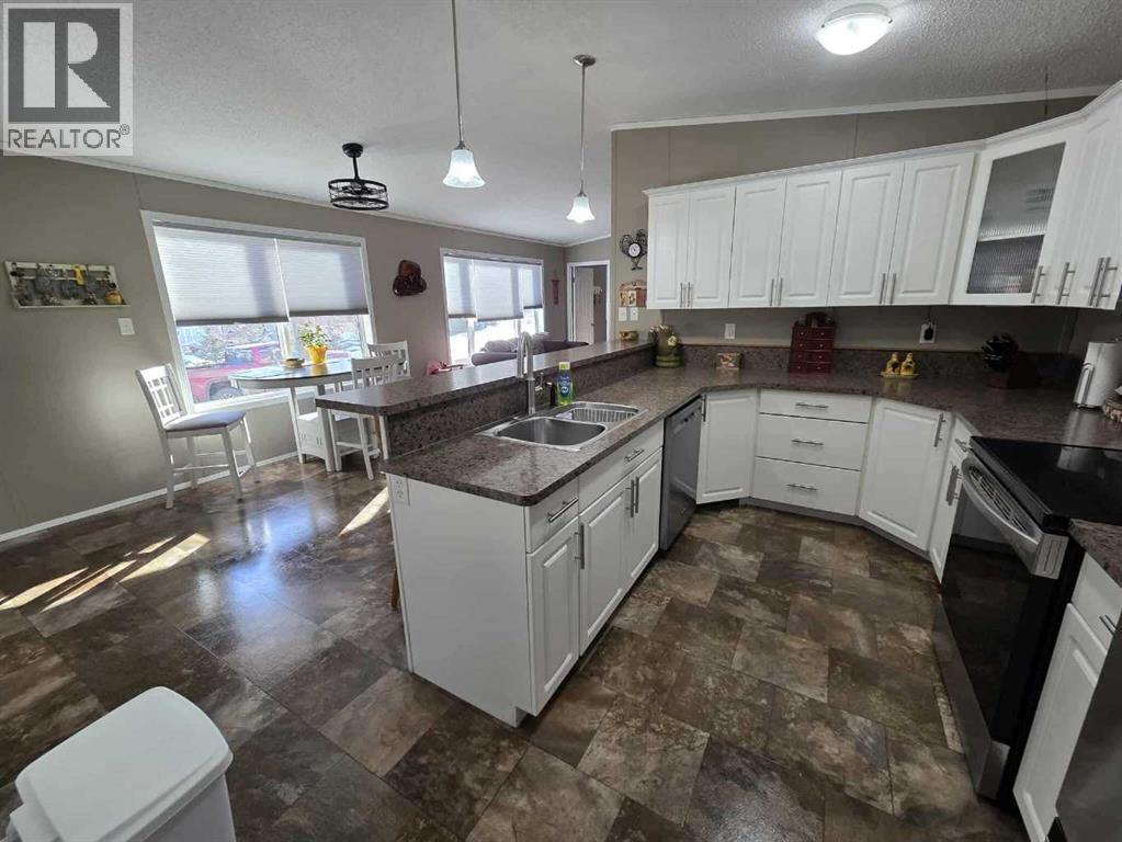4916 49 Street, Botha, AB - Indoor Photo Showing Kitchen With Double Sink