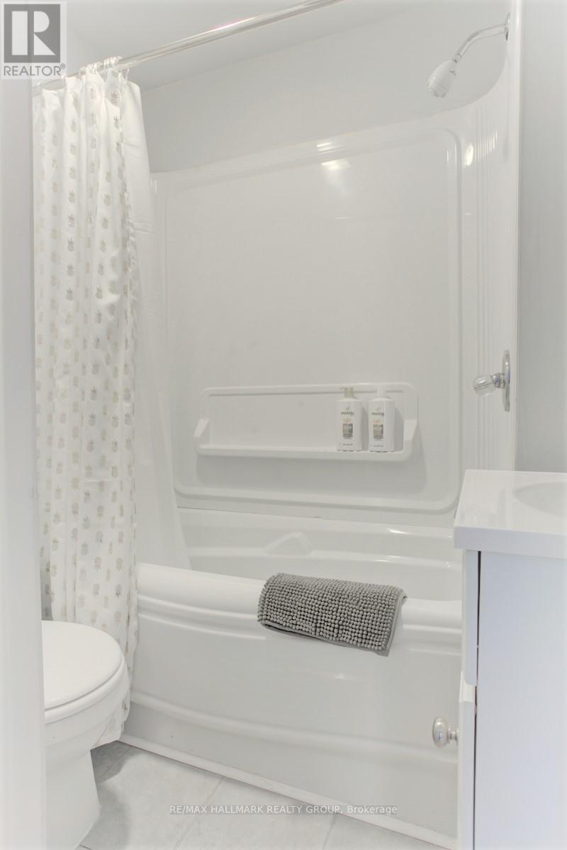 115 Carruthers Avenue, Ottawa, ON - Indoor Photo Showing Bathroom