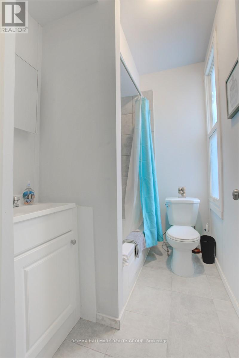 115 Carruthers Avenue, Ottawa, ON - Indoor Photo Showing Bathroom