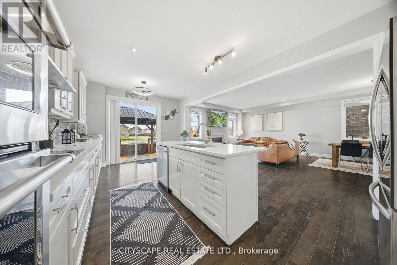 28 Celano Drive, Hamilton, ON - Indoor Photo Showing Kitchen