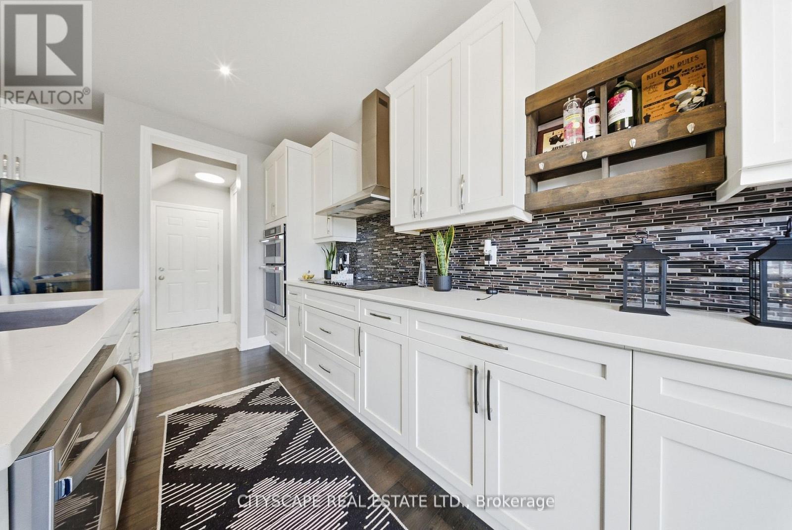 28 Celano Drive, Hamilton, ON - Indoor Photo Showing Kitchen