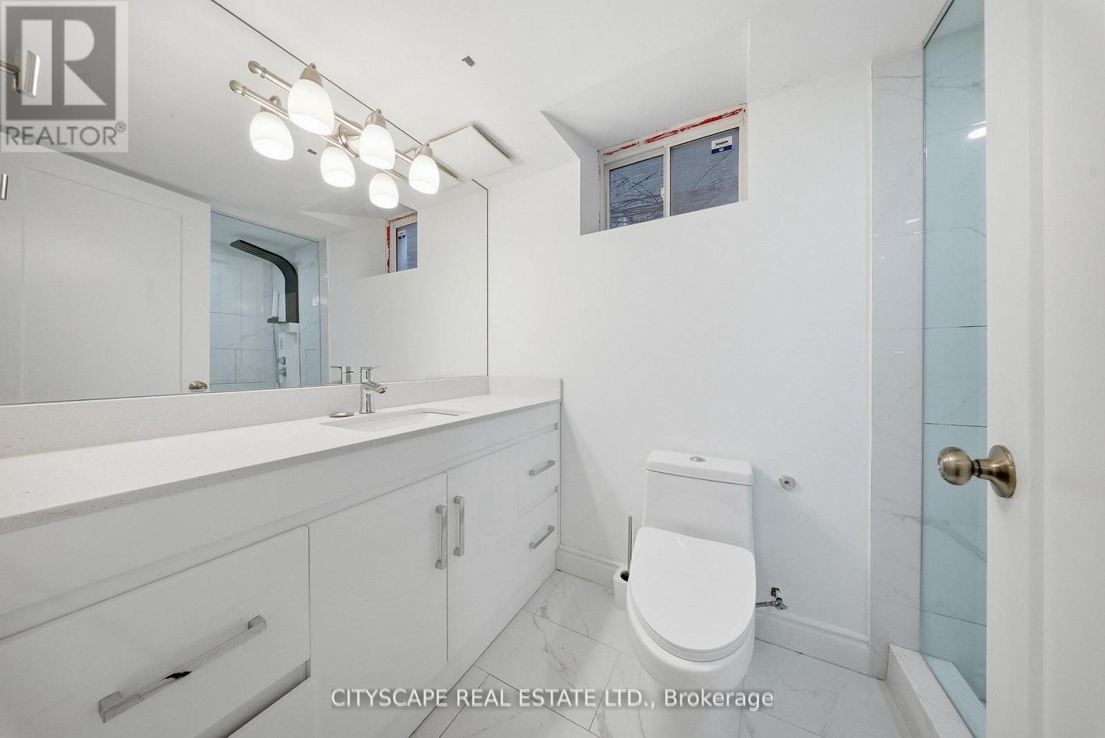 28 Celano Drive, Hamilton, ON - Indoor Photo Showing Bathroom