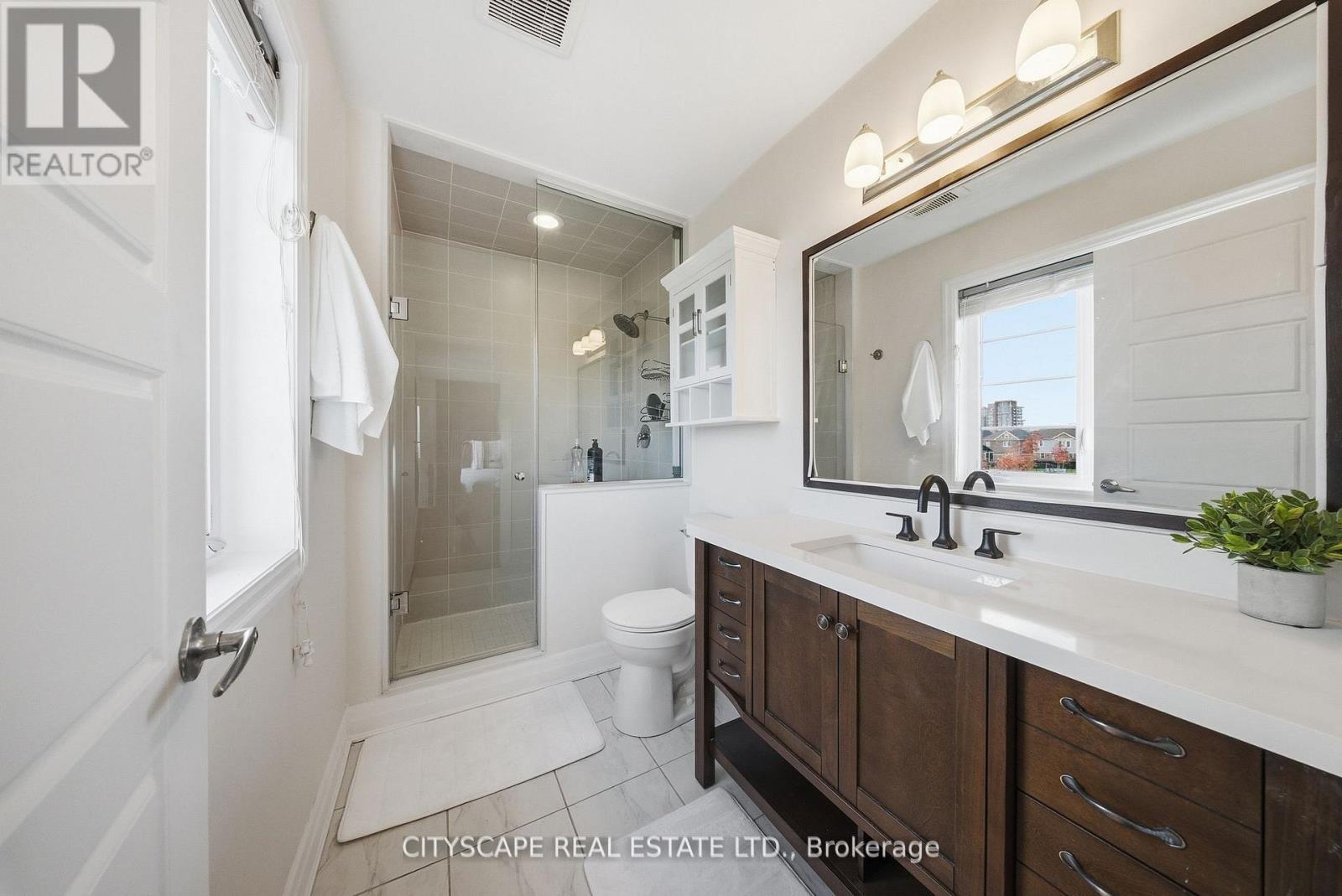 28 Celano Drive, Hamilton, ON - Indoor Photo Showing Bathroom