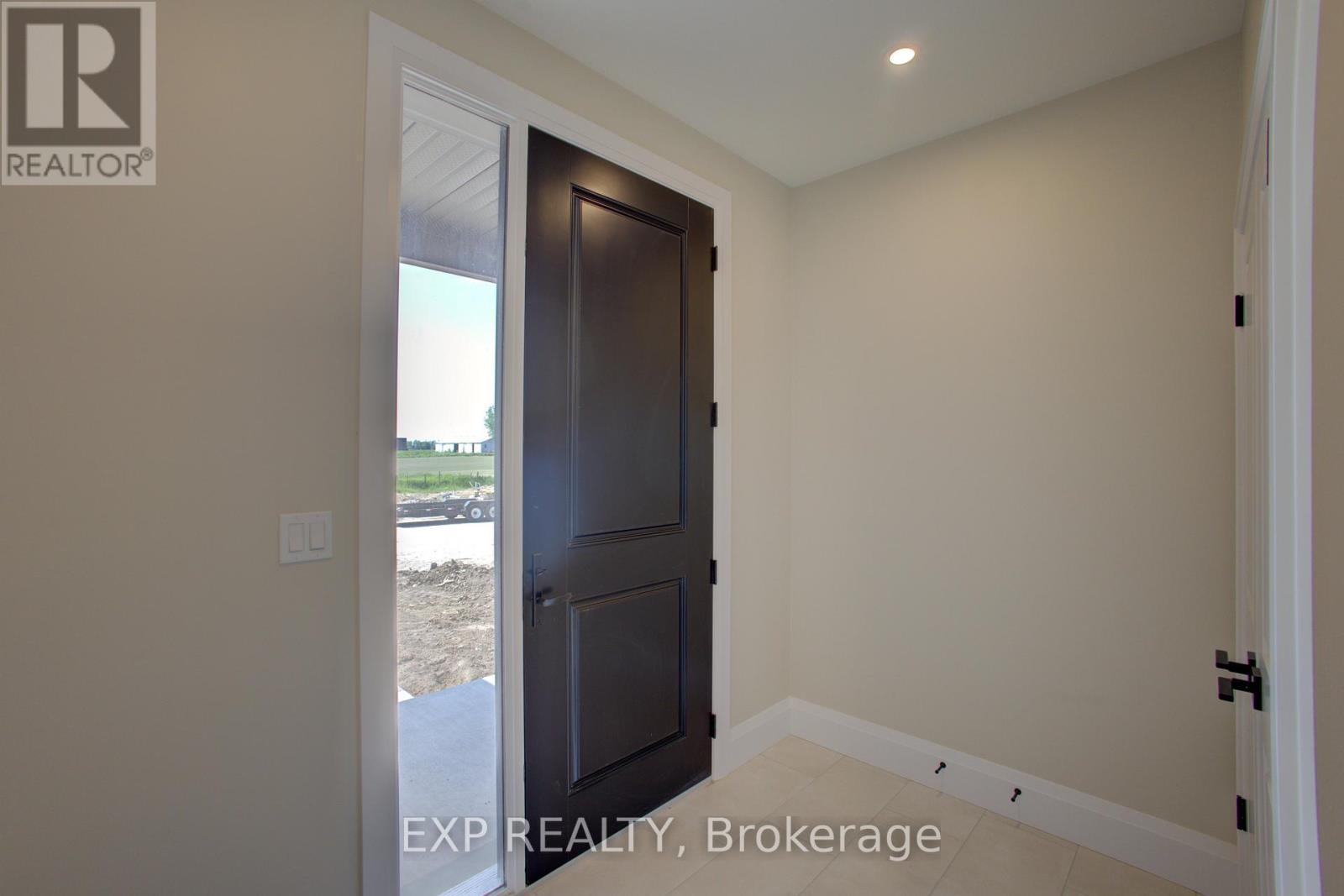 93 Bedell Drive, Mapleton, ON - Indoor Photo Showing Other Room