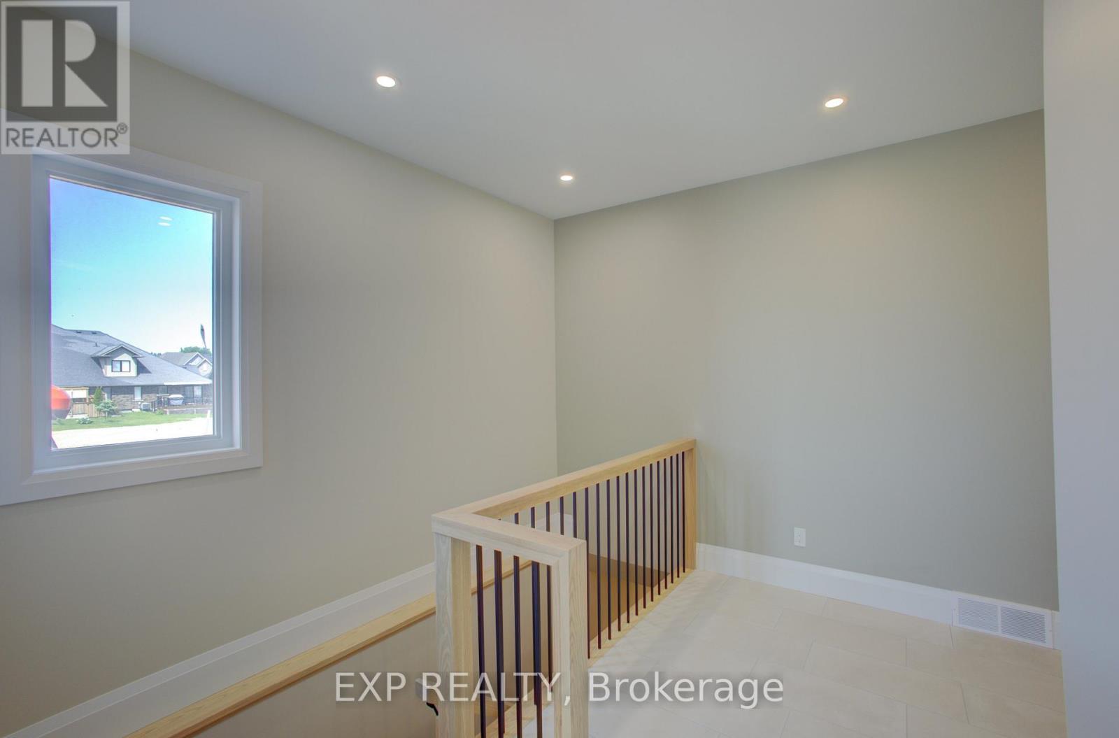 93 Bedell Drive, Mapleton, ON - Indoor Photo Showing Other Room