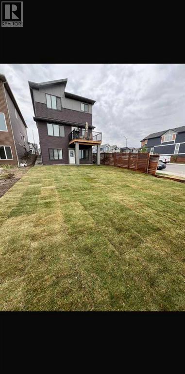 210 Lucas Close Nw, Calgary, AB - Outdoor