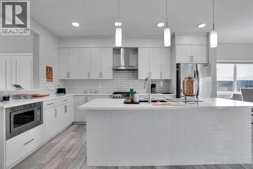 210 Lucas Close Nw, Calgary, AB - Indoor Photo Showing Kitchen With Upgraded Kitchen