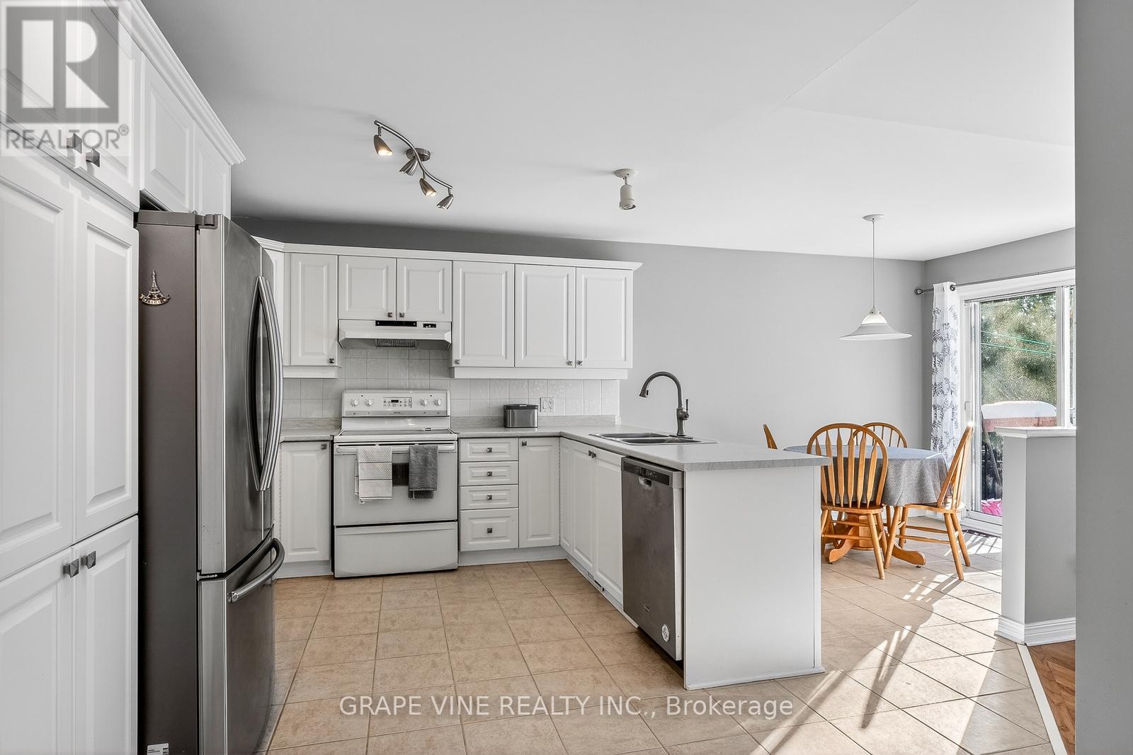 130 Springcreek Crescent, Ottawa, ON - Indoor Photo Showing Kitchen
