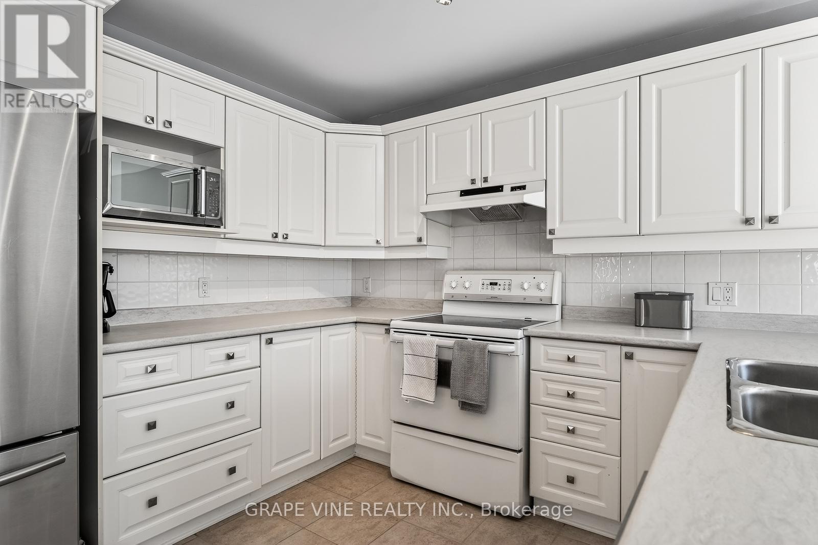 130 Springcreek Crescent, Ottawa, ON - Indoor Photo Showing Kitchen With Double Sink