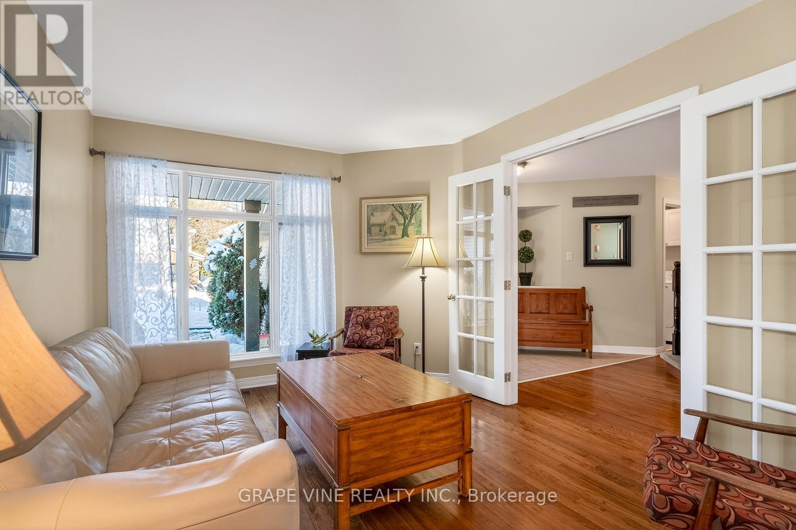 130 Springcreek Crescent, Ottawa, ON - Indoor Photo Showing Living Room