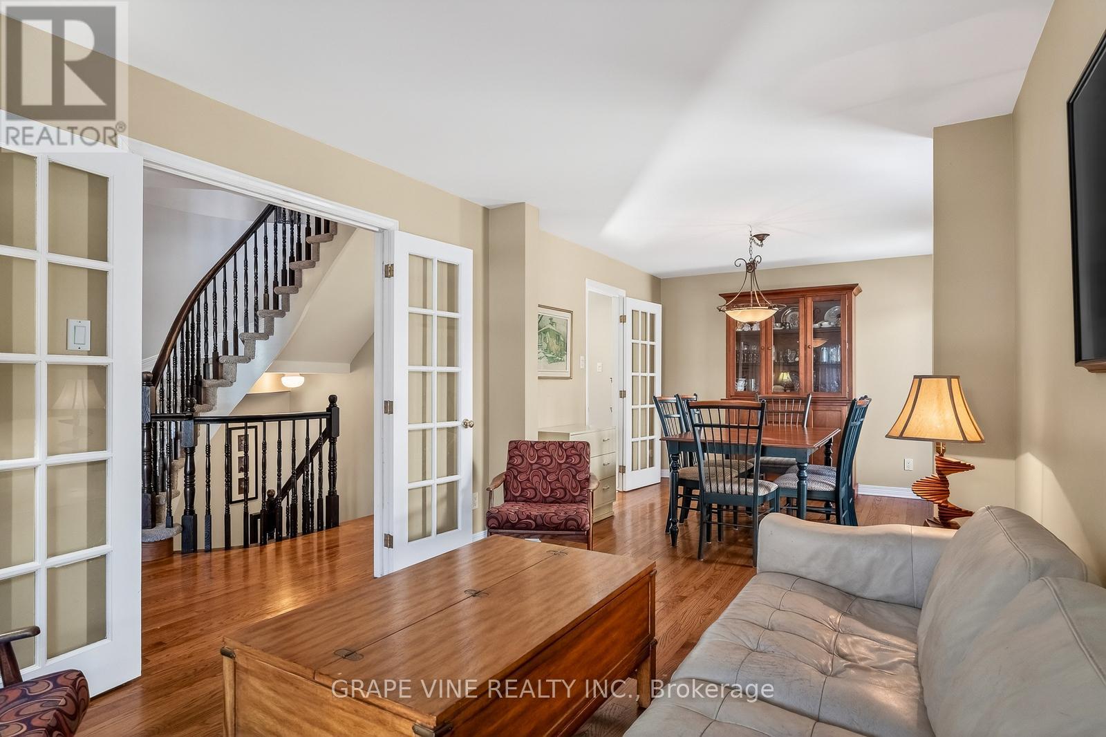 130 Springcreek Crescent, Ottawa, ON - Indoor Photo Showing Living Room