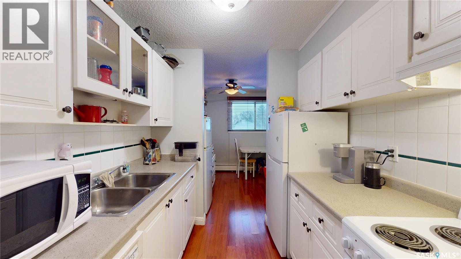 27 111 St Lawrence Crescent, Saskatoon, SK - Indoor Photo Showing Kitchen With Double Sink
