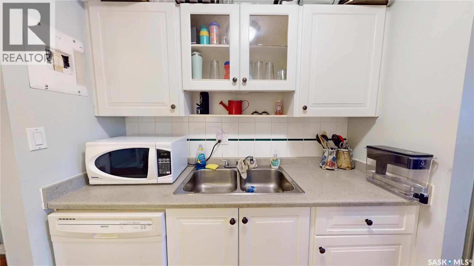 27 111 St Lawrence Crescent, Saskatoon, SK - Indoor Photo Showing Kitchen With Double Sink