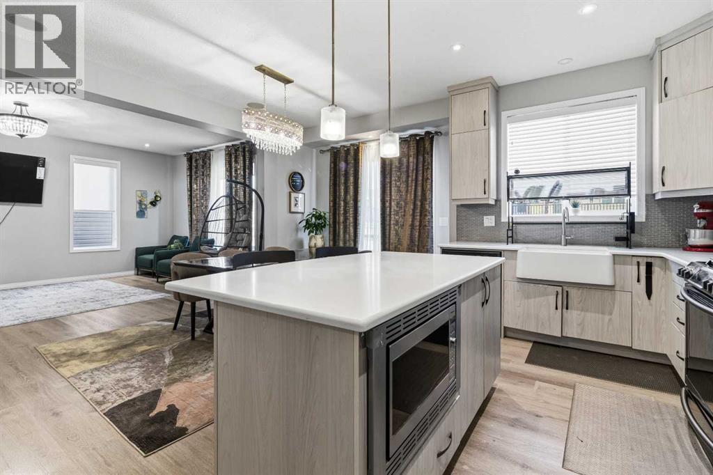 237 Windrow Crescent Sw, Airdrie, AB - Indoor Photo Showing Kitchen With Upgraded Kitchen