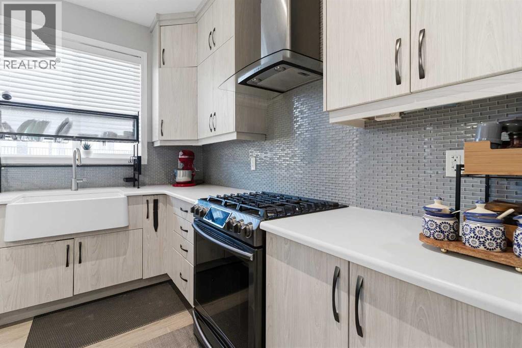 237 Windrow Crescent Sw, Airdrie, AB - Indoor Photo Showing Kitchen With Upgraded Kitchen